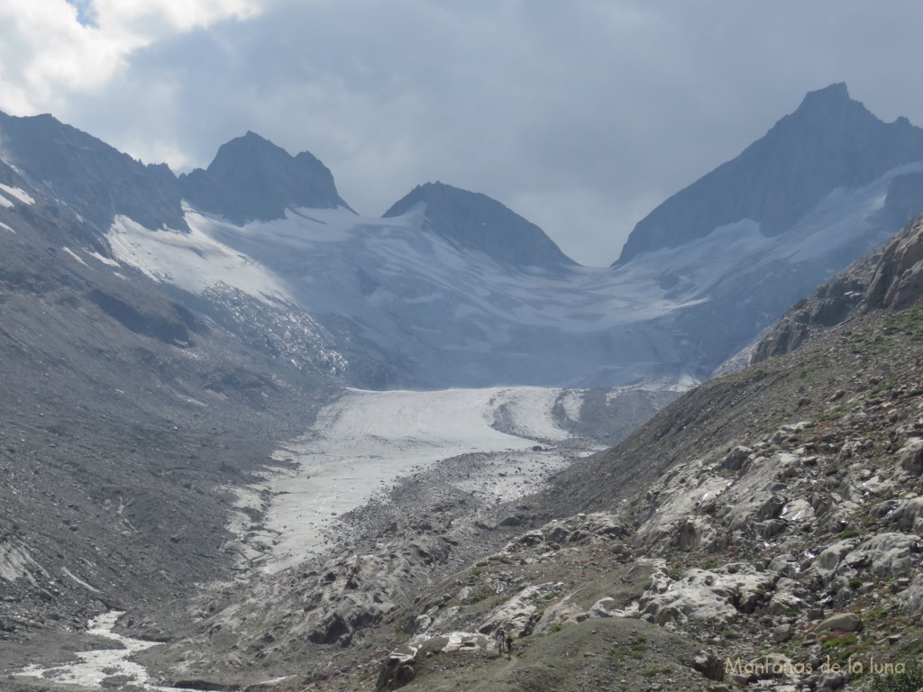 Glaciar Oberaar, con el collado Oberaarjoch en el centro derecha y el pico Oberaarhorn a la derecha